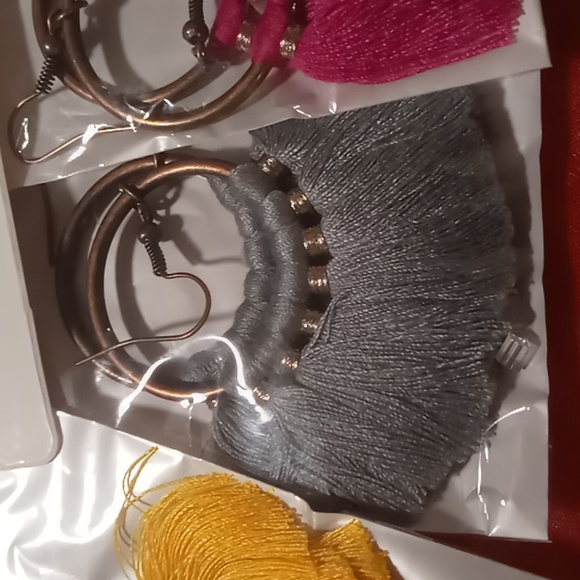 Shein earrings 5 pair a color for everyday of the week. brass color hoop - Picture 4 of 6